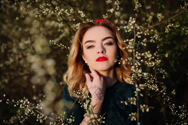 Quelle est la manière la plus élégante de porter des sandales plates en été pour une occasion formelle?